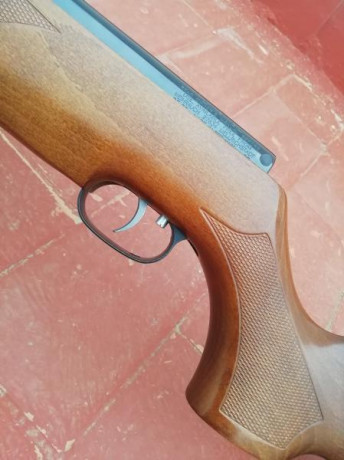 Como nueva. Como recién sacada de la tienda. La carabina se entrega en su caja original, con su correspondiente 30