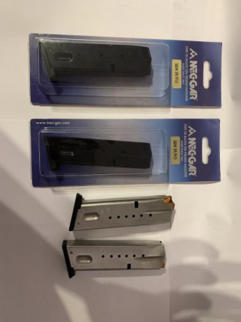 Hola.  Un amigo vende esta SW,  cuatro cargadores de 15 disparos. Doy tlfno. por privado.  Está en "F" 02