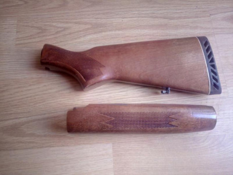 Conjunto de culata y guardamanos en madera grado 2 para Mossberg 500.
Prácticamente nueva y con su tornillo 01