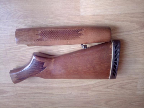 Conjunto de culata y guardamanos en madera grado 2 para Mossberg 500.
Prácticamente nueva y con su tornillo 00
