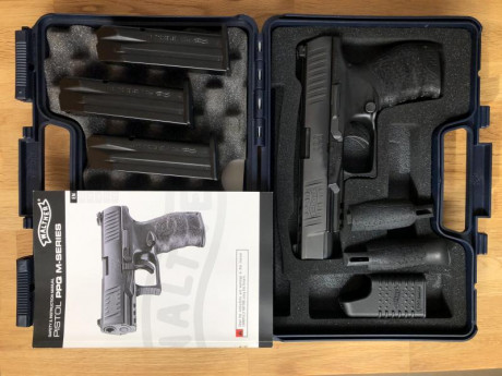 Pistola totalmente de serie, calibre 9 mm Parabellum, se vende con el maletín original, partes traseras 00
