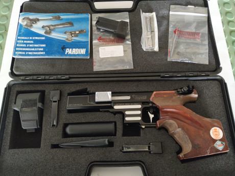 Un compañero de Club, vende su PARDINI HP del calibre 32. Trae empuñadura fija marca MORINI, 3 cargadores, 02
