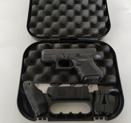 Pistola Glock 26, cuarta generación guiada en "A". Se entrega con dos cargadores, uno de ellos 02