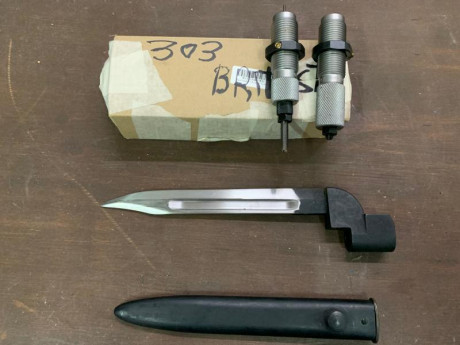 Enfield 303 brithis, el rifle esta impecable (ver fotos), balloneta , dais y vainas, precio 700 euros 00