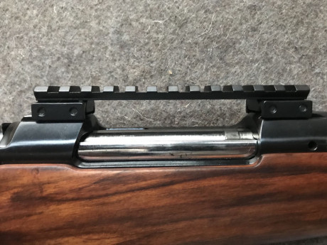 Se vende base picatinny de acero para rifle CZ550/537/ZKK600 ,carril de 19mm y longitud 128mm.
 Precio 11