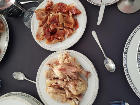 Hoy para comer acelgas hervidas y chuletón de vaca gallega vieja con seis semanas de maduración en cámara 101