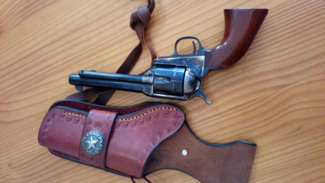 vendo Revolver Aldo Uberti del 44/40 cañón de 5" tiene certificado BOPE.. Guiada en F.. Precio 600€ 140