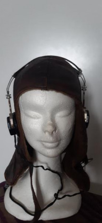 Antigua chichonera o gorro de aviador. De piel con forro de invierno. Incluye unos auriculares militares 02