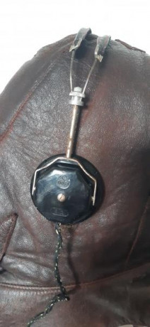 Antigua chichonera o gorro de aviador. De piel con forro de invierno. Incluye unos auriculares militares 00