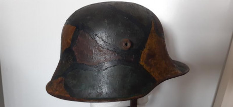 Casco alemán modelo de 1918 con camuflaje estándar de verano (tonos verdes, marrón oxido y amarillo ocre), 01