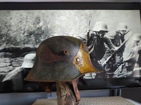 Casco alemán modelo de 1918 con camuflaje estándar de verano (tonos verdes, marrón oxido y amarillo ocre), 00