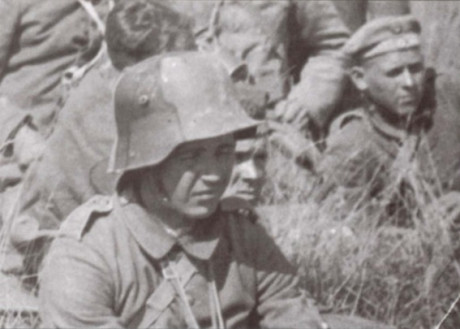 Casco alemán modelo de 1918 con camuflaje estándar de verano (tonos verdes, marrón oxido y amarillo ocre), 12