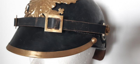 Pickelhaube modelo 1895 con cocardas del Reich (rojo, blanco y negro) y de Prusia (negro, blanco y negro).
Tiene 02