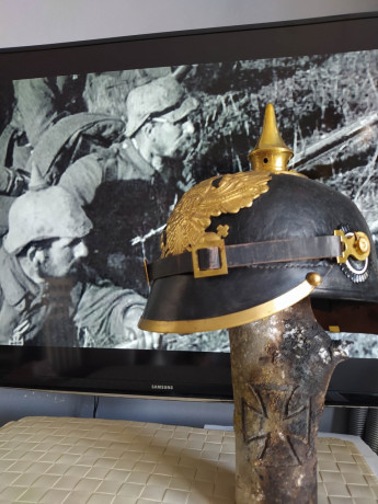 Pickelhaube modelo 1895 con cocardas del Reich (rojo, blanco y negro) y de Prusia (negro, blanco y negro).
Tiene 00