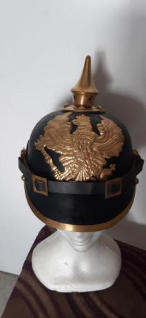 Pickelhaube modelo 1895 con cocardas del Reich (rojo, blanco y negro) y de Prusia (negro, blanco y negro).
Tiene 10