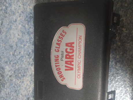 Vendo gafas de tiro de la marca Varga, con su estuche.
Muy poco uso.
75€, portes incluidos. 00