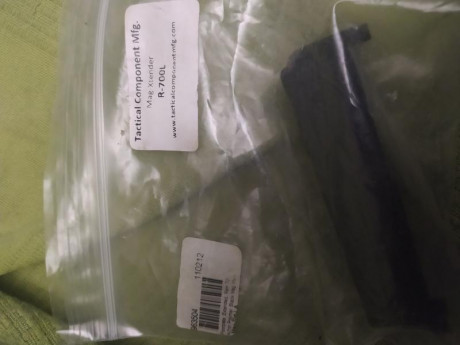 Vendo prolongador del depósito de cartuchos para el Remington 700 cartuchería Magnum).
El prolongador 10