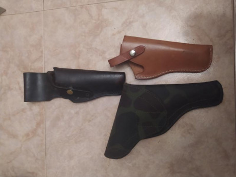 Vendo estas tres fundas ( dos de revolver y una de pistola).
La de color más claro, es de marca llama, 00