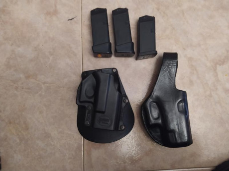 Vendo tres cargadores ( dos de 12 cartuchos y uno de 10, para Glock 26), funda de cuero, y funda plástica 10