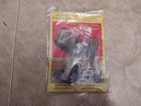 Vendo pinza para pistolas Glock, con esta pinza, no es necesario llevar funda, podremos portar la pistola 00