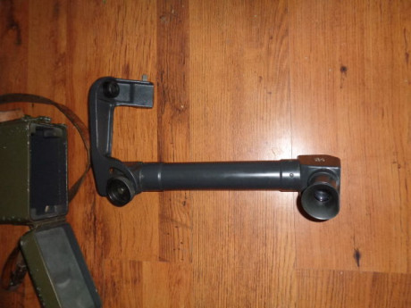 Periscopio de 1959 para ametralladora MG-51 suiza.
Usado en guerra de trincheras para evitar que el soldado 00