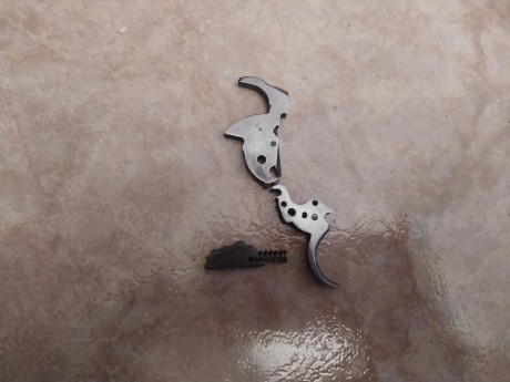 Vendo conjunto compuesto por martillo, disparador corredera y muelle para revolver Astra NC-6.
Todo por 00