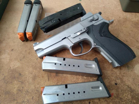 Vendo pistola semiautomática Smith Wesson 5906, en muy buen estado y funcionamiento, el arma se entrega 00