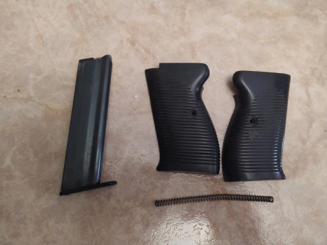 Vendo cargador, cachas y muelle, de la pistola Erma Werke calibre 22 ( cipoa de la Walther P-22).
Todo 00