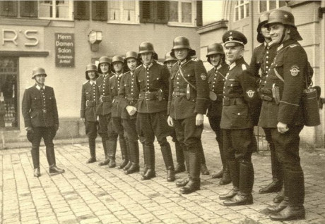 Casco modelo de 1934 perteneciente al cuerpo Feuerschutzpolizei (Cuerpo de Policía de Protección contra 12