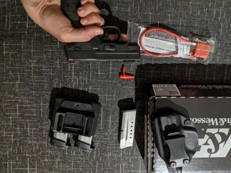 Se vende dicha pistola compacta. Unos 130 tiros, no más. Unos 4 años. Tres cargadores d 8 balas y otro 01