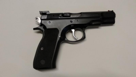 Muy buenas,  pongo en venta una CZ 75B 9 LUGER con 2 cargadores, punto fibra óptica, alza micrométrica, 11