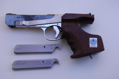 VENDO PISTOLA OLIMPLC ,CALIBRE 22 L R , ESTADO IMPECABLE, ADJUNTO PIEZAS DE RECAMBIO,PRECIO 450 EUROS 00
