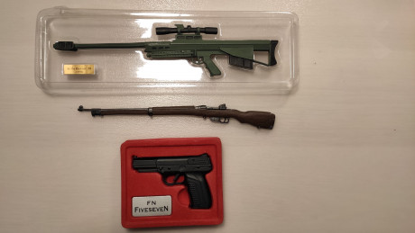 Buenas tardes,

pongo en venta este lote compuesto por 3 armas en miniatura de colección:

- Miniatura 00