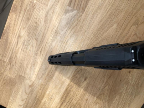 Pistola totalmente de serie, calibre 9 mm Parabellum, se vende con el maletín original, partes traseras 10