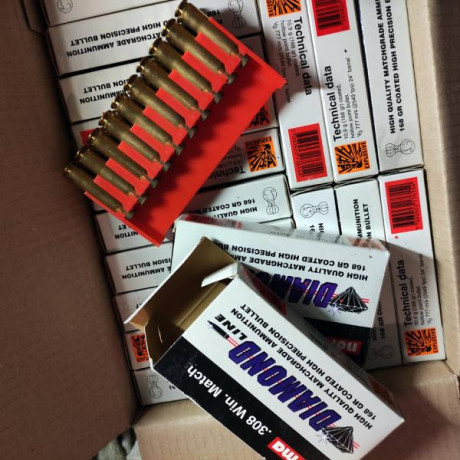 Hola a todos.
REGALO vainas del 308 marca Norma con un solo disparo y en sus cajas.
Creo que son 380 o 01