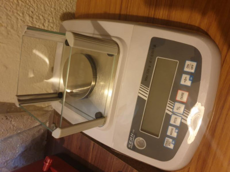 Hola!
Vendo dispensador de pólvora electrónico con báscula Hornady. Precisión +- 0,1 grein. Con caja original 00