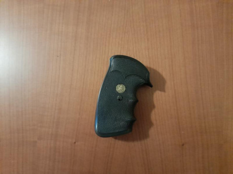 Cachas Pachmayr para Colt Python, en perfecto estado.
( 02