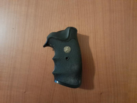 Cachas Pachmayr para Colt Python, en perfecto estado.
( 01