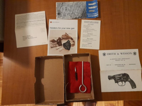 Caja original S&W Bodyguard, con la propaganda original que venía con el revolver.
 Vendida  01