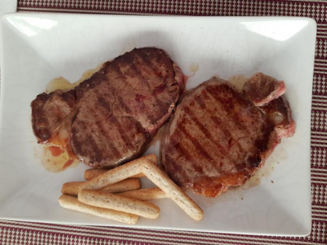 Hoy para comer acelgas hervidas y chuletón de vaca gallega vieja con seis semanas de maduración en cámara 100