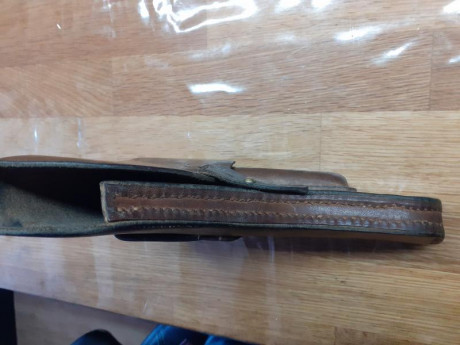Vendo funda pistola muy bien conservada, de cuero grueso, de 20 cm de longitud y gruesa. Precio 40€ + 11