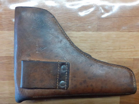 Vendo funda pistola muy bien conservada, de cuero grueso, de 20 cm de longitud y gruesa. Precio 40€ + 10