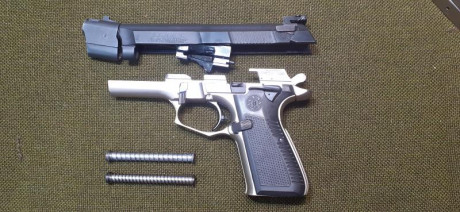 Un amigo y compañero me pide que cuelgue este anuncio.

 LA PISTOLA ESTÁ VENDIDA 

Vende una pistola  11