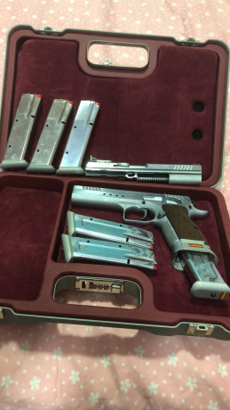 Un compañero del club vende esta Tanfoglio Limited Custom del 9 para y conversión completa del 40SW sin 02