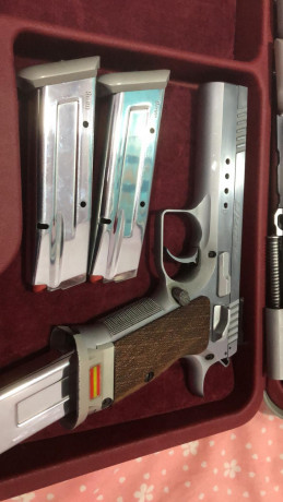 Un compañero del club vende esta Tanfoglio Limited Custom del 9 para y conversión completa del 40SW sin 00