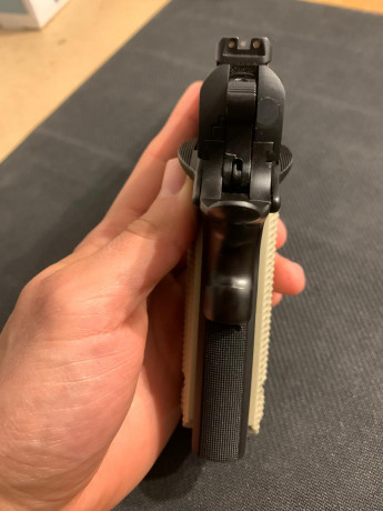 Vendo Taurus 1911 del 45ACP, como nueva, muy poco uso, guiada en F, en su caja original con sus llaves 50