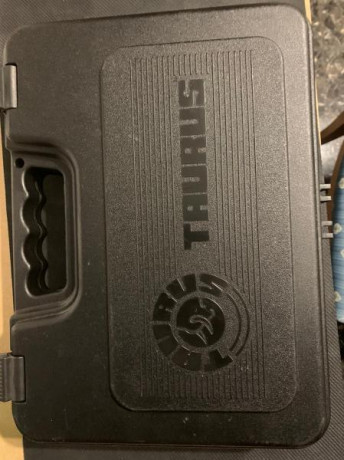 Vendo Taurus 1911 del 45ACP, como nueva, muy poco uso, guiada en F, en su caja original con sus llaves 62