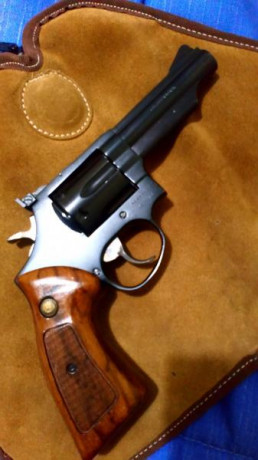 Revolver taurus del "38special"...no es mágnum.
No tiene funda ni maleta de transporte....
Solo 00