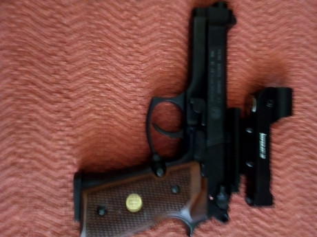 Hola, VENDIDA Beretta 92FS, cal. 4.5, CO2, con  cinco cargadores, cachas de madera y otras negras de polímero, 02