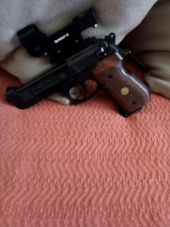 Hola, VENDIDA Beretta 92FS, cal. 4.5, CO2, con  cinco cargadores, cachas de madera y otras negras de polímero, 01